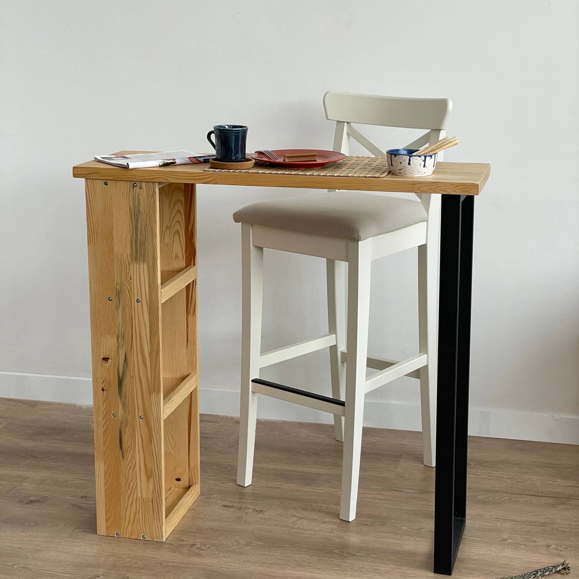 In And OutdoorMatch Bartafel Dante - Met Plank - 89.5x90x29 cm - Houtkleurig en Zwart - Ruimtebesparend - Grenen en Metaal Bar table