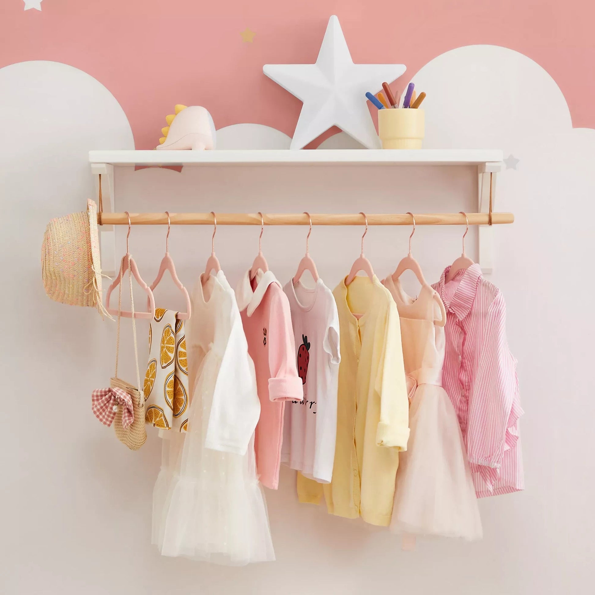 In And OutdoorMatch Kids Fluwelen Kleerhanger Vena - 50 Stuks - Antislip Kleerhanger - Roségouden Draaihaak - Ruimtebesparend - 30x5x20,5cm - voor Kinderjasje - Shirt - Rok - Babykleding - Broek - Stropdas - Lichtroze kledinghanger