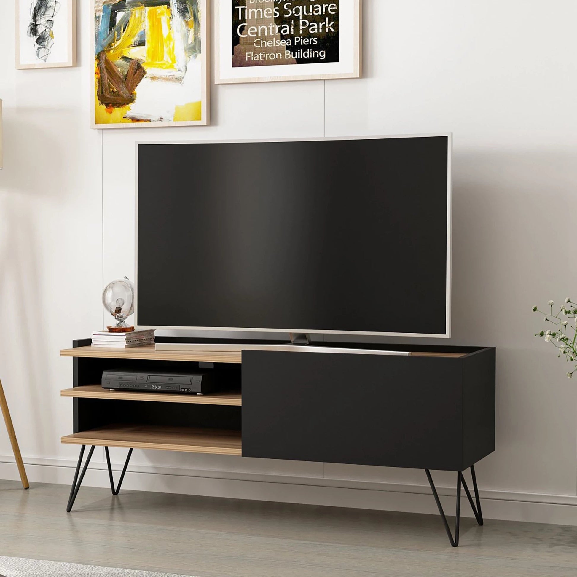 In And OutdoorMatch TV Kast Audra - 124x37x50 cm - Zwart en Houtkleurig - Spaanplaat en Metaal - Stijlvol Design TV cabinet