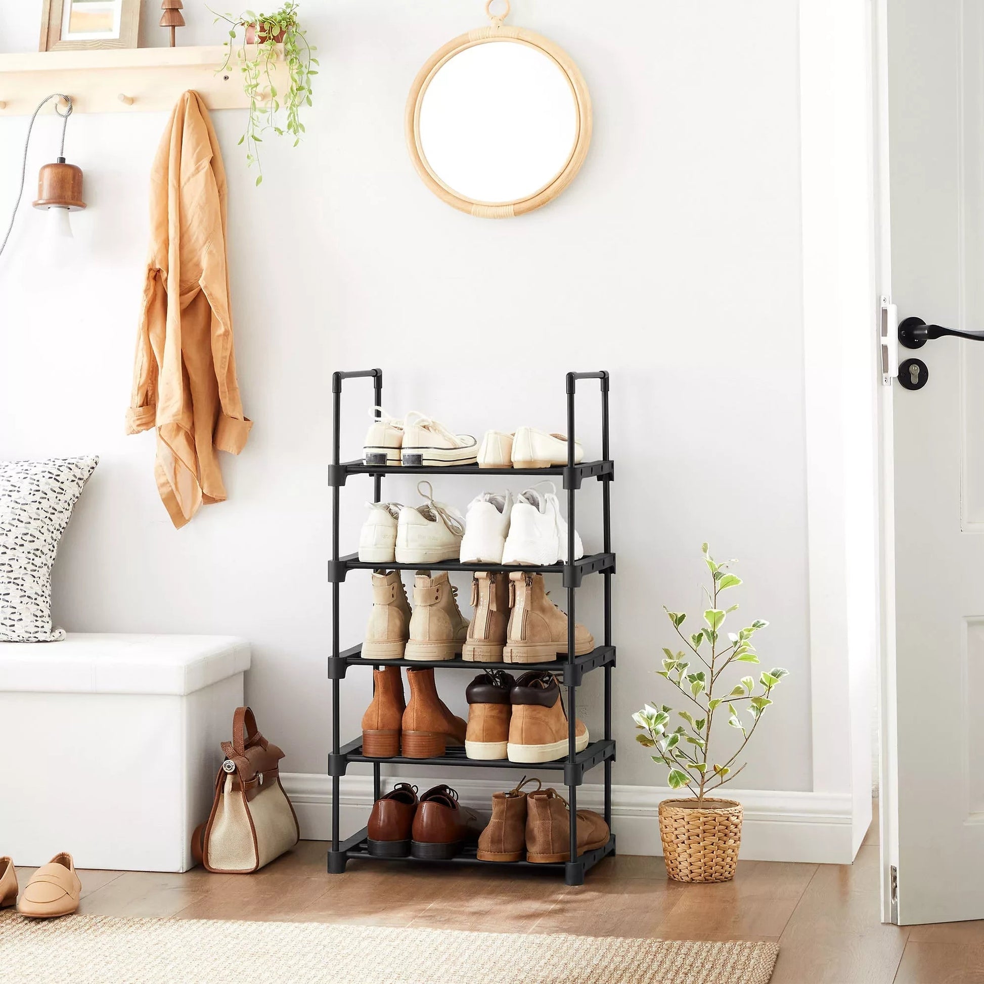 In En OutdoorMatch Schoenenrek Karrie - Metalen Schoenenrek - Stapelbaar - Ruimtebesparend - Schoenenopberger - Multifunctioneel - Staande Plank - Voor Gang - Slaapkamer - Woonkamer - Zwart shoe rack