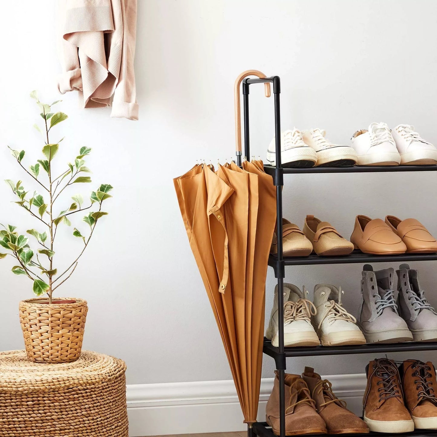 In En OutdoorMatch Schoenenrek Karrie - Metalen Schoenenrek - Stapelbaar - Ruimtebesparend - Schoenenopberger - Multifunctioneel - Staande Plank - Voor Gang - Slaapkamer - Woonkamer - Zwart shoe rack